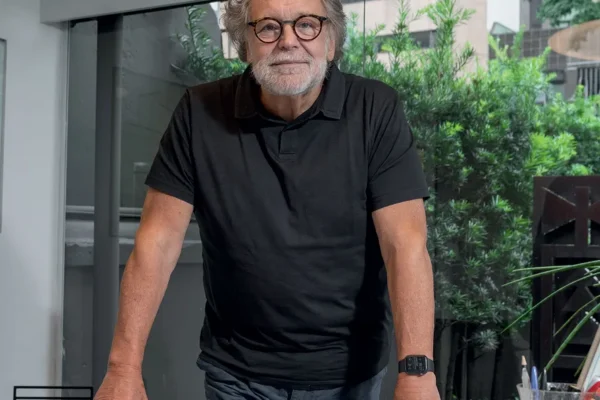 gustavo-penna-em-seu-escritorio gustavo-penna-em-seu-escritorio